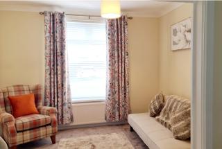 Cosy Spacious House within walking distance of Train Links - 1