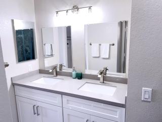 Newly Remodeled Pool Villa 3BD3BA by Summerlin - 7