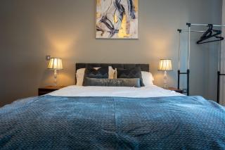 Leeds City Centre 2BR Apt w Balcony Sleeps 8 - 6