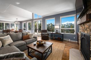 Ten Peaks Lookout Home: Incredible Views, Hot Tub - 0