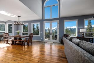 Ten Peaks Lookout Home: Incredible Views, Hot Tub - 5