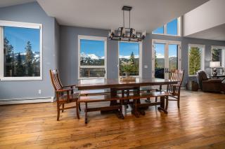 Ten Peaks Lookout Home: Incredible Views, Hot Tub - 3