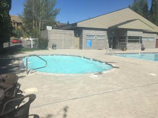 #104 Private Hot Tub, 2 car garage, abundant parking, Elkhorn Amenities - 8