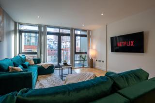 Leeds City Centre 2BR Apt w Balcony Sleeps 8 - 9