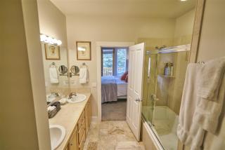 SnowStar Hideaway - Hot Tub, Gym, Walk to Ski Lift - 0