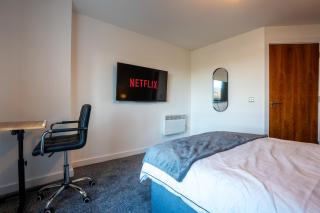 Leeds City Centre 2BR Apt w Balcony Sleeps 8 - 5