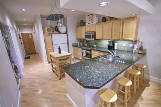 SnowStar Hideaway - Hot Tub, Gym, Walk to Ski Lift - 8