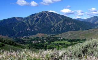 #215A-Great Location on the Bike/Ski path with garage: 10 minute Walk to Town & Lifts - 6