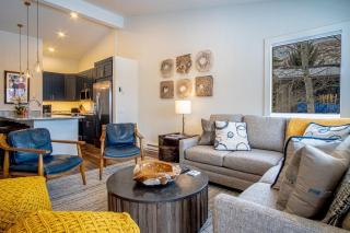 Warm Springs Retreat - Prime Location near Downtown & Ski Lifts - 4