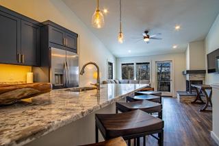 Warm Springs Retreat - Prime Location near Downtown & Ski Lifts - 2