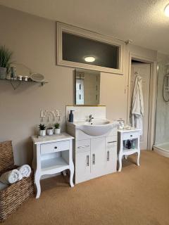 Spacious Two-Bedroom Guest Suite, Exmouth - 5