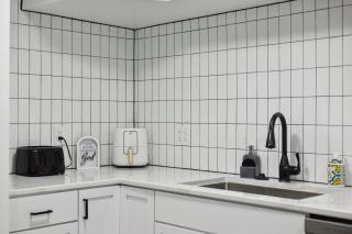 Airport Hanger Suite II - 4