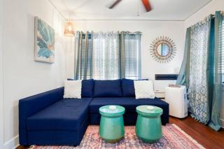 Adorable Quirky Hideaway BIG Private Enclosed Yard - 1