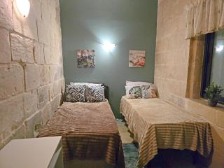 Traditional Maltese 2-Bedroom Home with Private Hot Tub - Steps Away from Valletta - 1