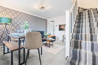 #77 Stylish Coventry home 2 bedroom parking - 3