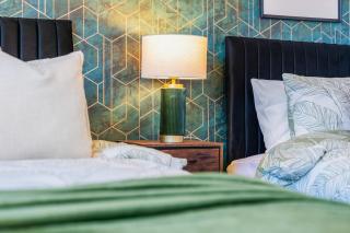 #77 Stylish Coventry home 2 bedroom parking - 1