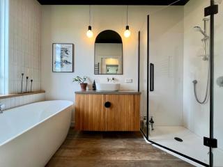 Comfy Family Home and Cabin - 7