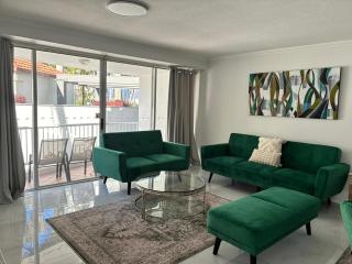 Modern 2-Bedroom Suite with Queen & 3 Single Beds - 0