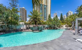 Modern 2-Bedroom Suite with Queen & 3 Single Beds - 7