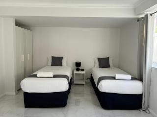 Modern 2-Bedroom Suite with Queen & 3 Single Beds - 4