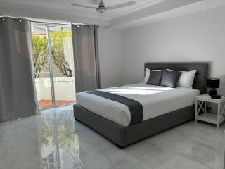 Modern 2-Bedroom Suite with Queen & 3 Single Beds - 2