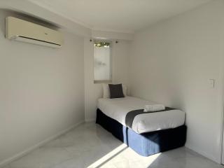 Modern 2-Bedroom Suite with Queen & 3 Single Beds - 1