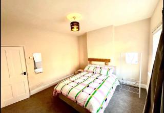 Luxury Kingsize bedroom in a shared house - 3