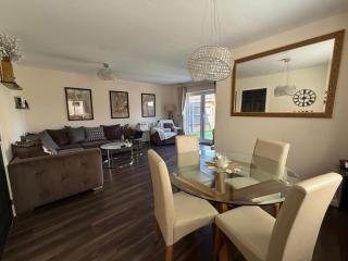 10 Beds l Driveway l 1GBWi-Fi l Pool Table - 4