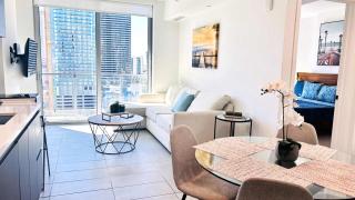 Contemporary Comfort Rooftop Views & Full Kitchen - 8