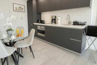 Contemporary Comfort Rooftop Views & Full Kitchen - 2