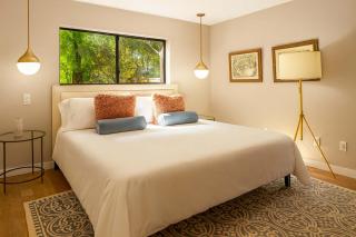 House on Broadway at the Plaza - 8