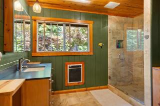 4 BR 3BA Redwood Retreat w Pool - 8
