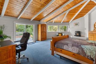 4 BR 3BA Redwood Retreat w Pool - 1