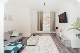 Stylish 3 Bed Home with 4 beds- 5 Min walk From Anfield Stadium - 8