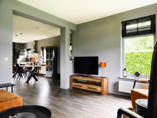 Detached holiday home with jetty and outdoor spa - 8