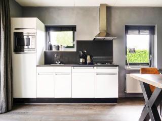 Detached holiday home with jetty and outdoor spa - 7