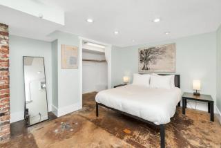 Vintage Westlake Hideaway with Patio & Lake Views - 9