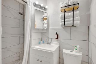 King Bed Modern Stay Always Fresh and Comfy - 2