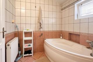 Room for one in sunny 93m2 apt - 2