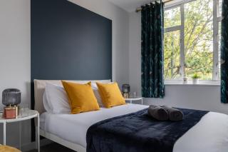 Spacious 3-Bed Apartment, Bournemouth, Sleeps 10 - 6