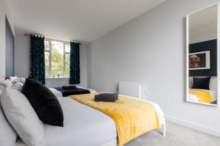 Spacious 3-Bed Apartment, Bournemouth, Sleeps 10 - 2