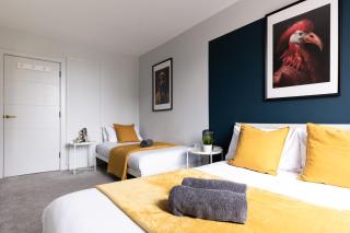 Spacious 3-Bed Apartment, Bournemouth, Sleeps 10 - 1