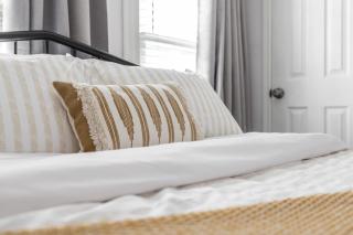 4BR and 2BA entire duplex in the heart of Little Italy - walk to CWRU and more - 4