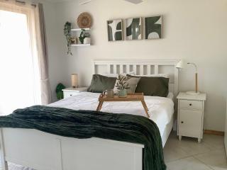 Reset and chill in a spa at Katandra Cottage, - 8
