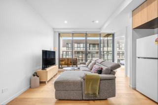 Sunny & Bright 2BR Retreat with Parking in Lyneham - 8