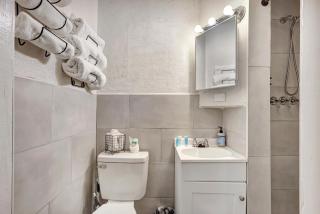 Cozy King Bed Studio - Affordable Fresh Cozy - 1