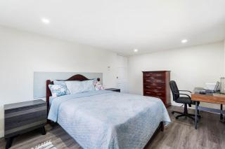 2 Bedroom - 1 Bath Condo - 2 min walk to beach - 5