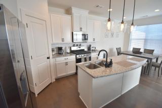 Bright, charming, modern townhouse in Winder - 2