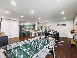 Red Door Hideaway 3BD, Hot Tub, Foosball - 9