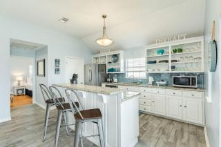 Beach Therapy Laid-Back Escape Steps from Surf - 5